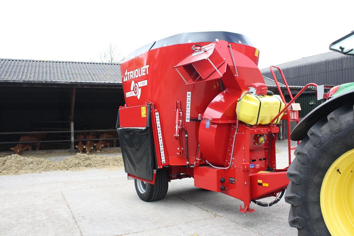 Used-mixer-feeder-with-strawspreader-to-blow-straw-into-barns