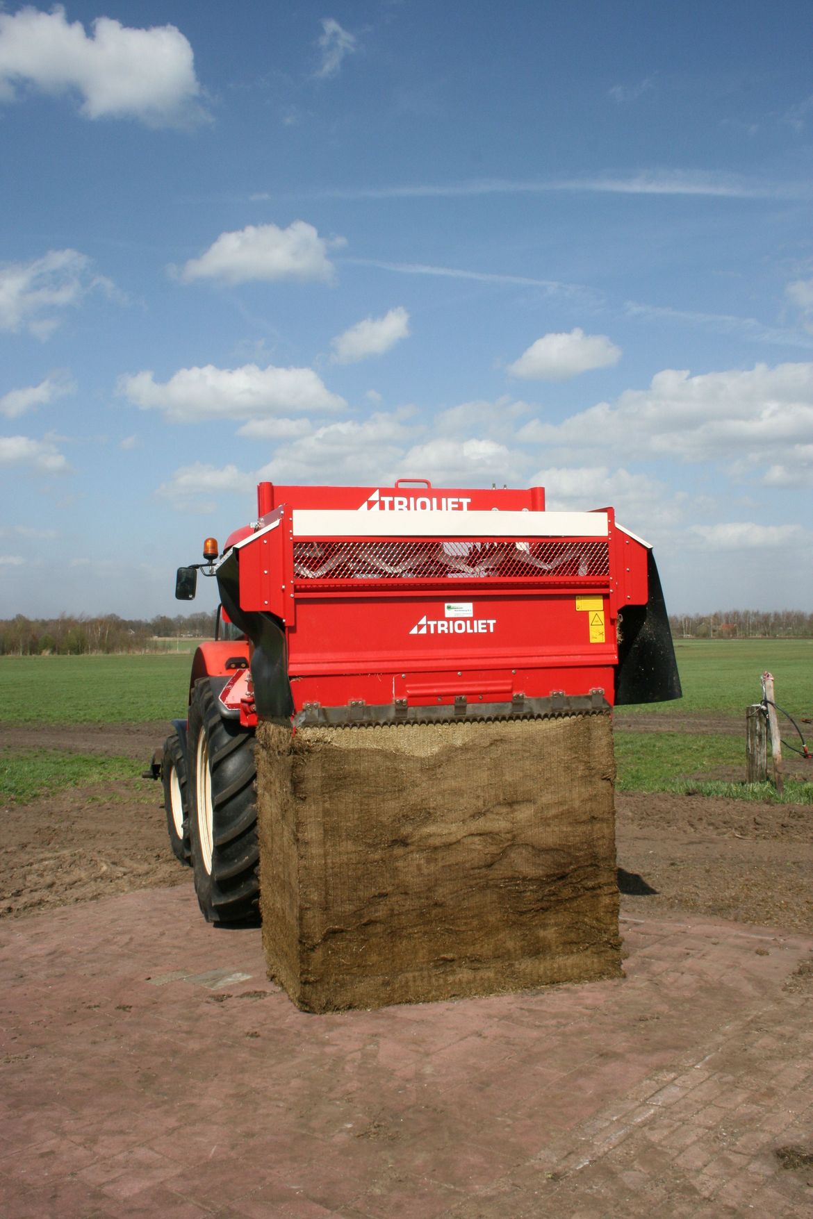 Discover-the-silage-cutter-with-block-distributor-from-Trioliet