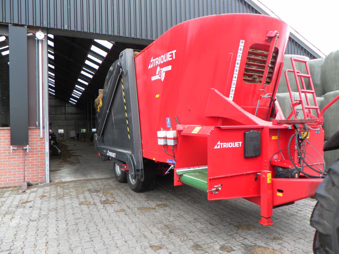 Robust-self-loading-feed-mixer-is-easy-to-manoeuvre