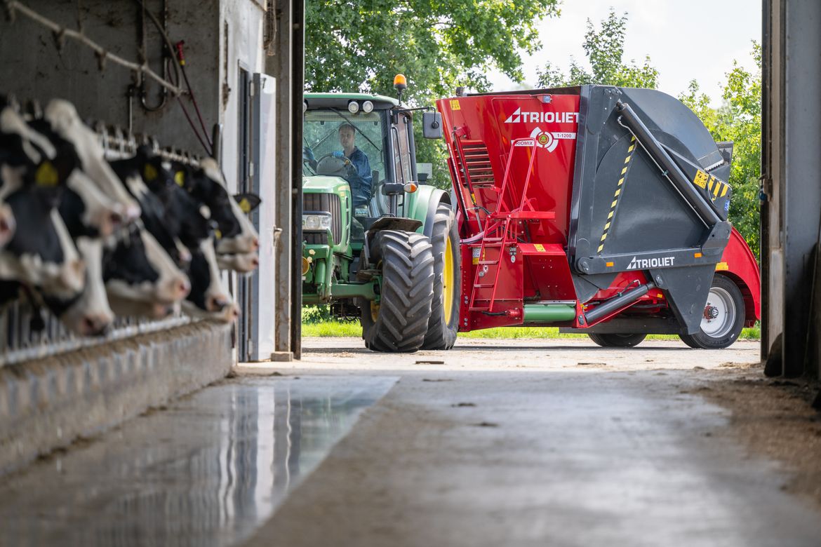 This-used-selfloading-silage-cutter-is-available-with-a-shear-blade