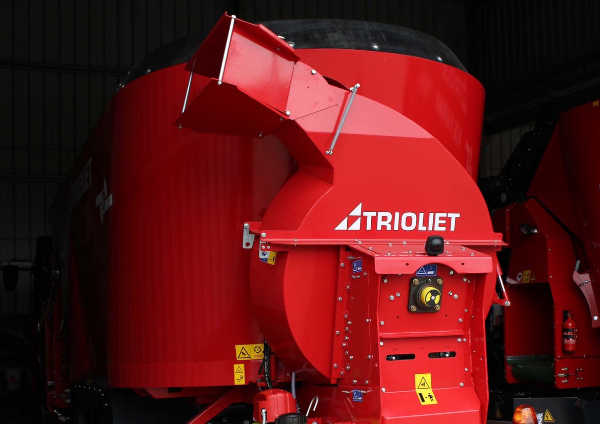 Second-hand-feeder-wagon-with-straw-blower-for-feeding-cattle