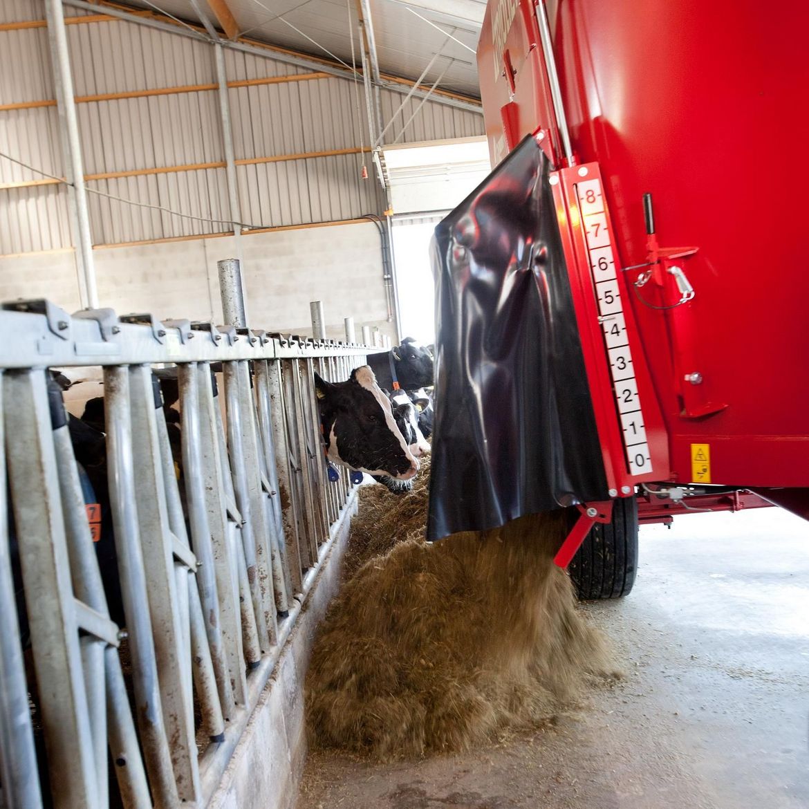 The-best-cattle-feed-mixer-wagon-is-the-Solomix-of-Trioliet