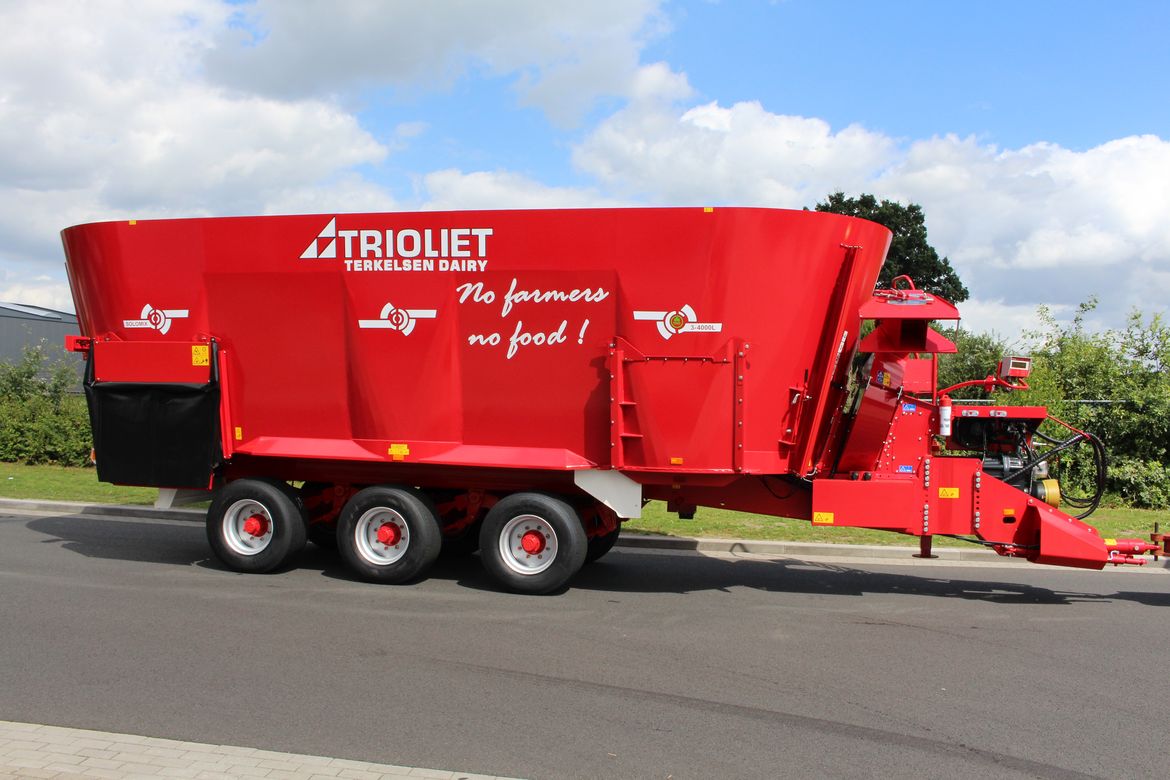 Second-hand-feeder-wagon-with-strawblower-can-spread-a-stall-with-straw