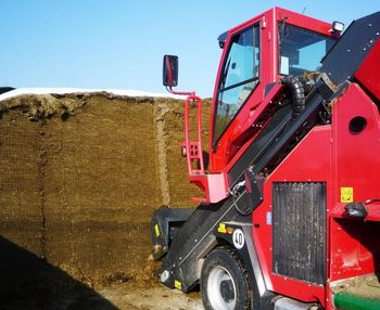 [Translate to English INT:] zelfrijdende voermengwagen met snijsysteem