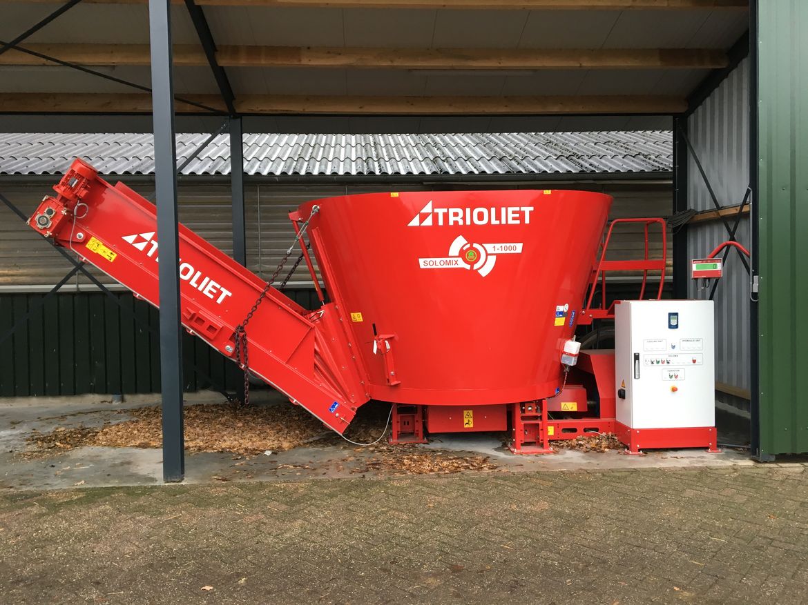 Feed-your-cows-and-goats-with-a-stationary-diet-feeder-for-silage