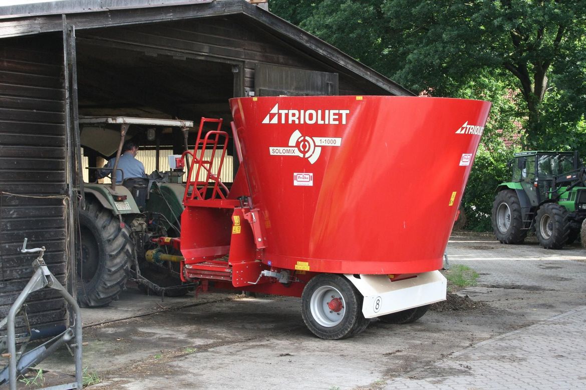 Diet-feeder-and-Mixer-wagon-called-Solomix-is-the-best-for-vertical-cow-feeding 