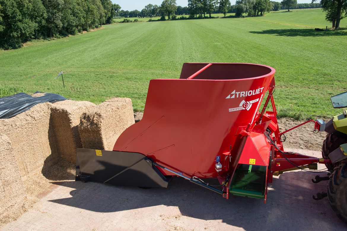 Second-hand-self-loading-diet-feeder-featuring-a-single-vertical-mixing-auger