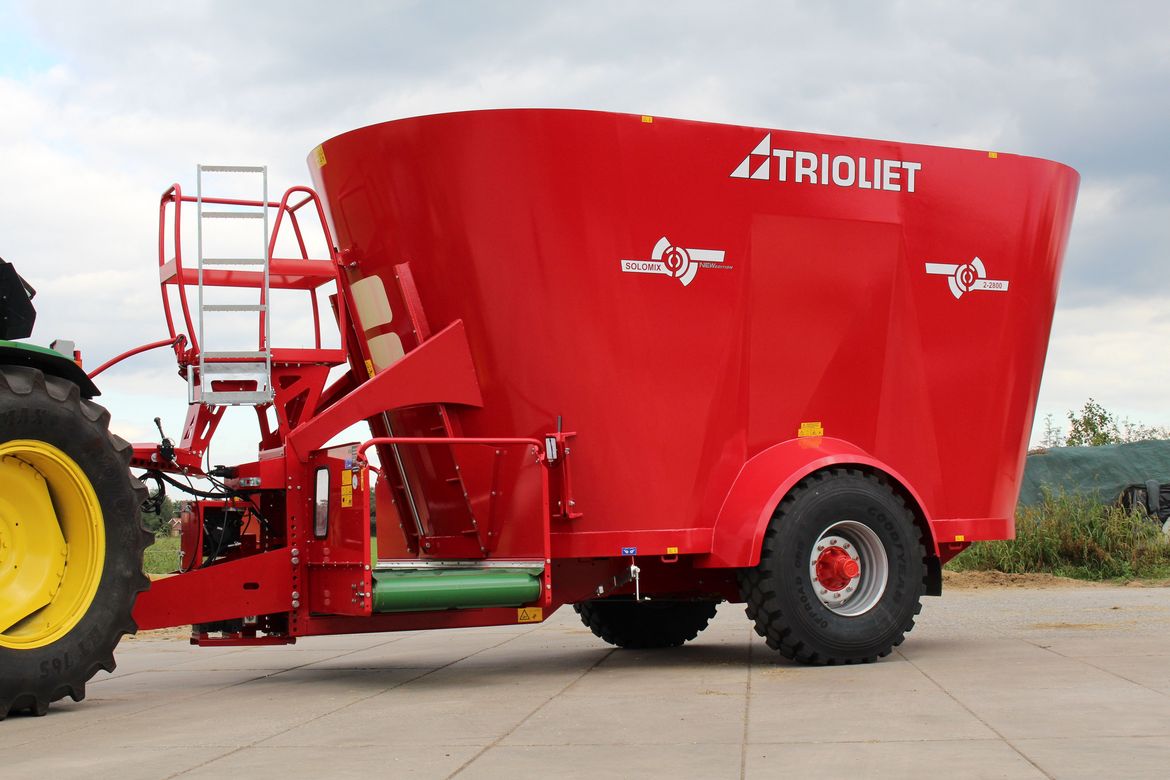 New-design-mixer-wagon-with-2- augers-and-a-conveyor-belt