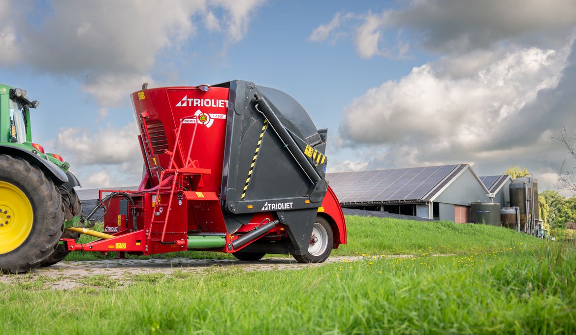 This-used-selfloading-silage-cutter-is-available-with-a-shear-blade