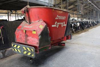 feeding robot for dairy cows