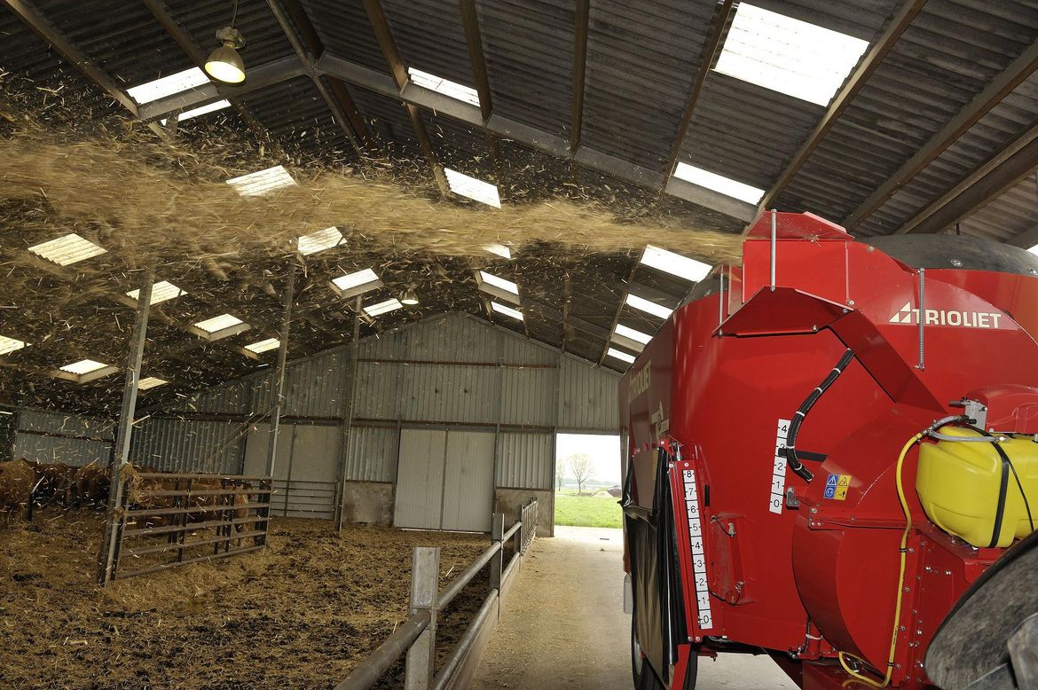 Compact-mixer-wagon-with-strawblower-to-blow-straw-into-barns