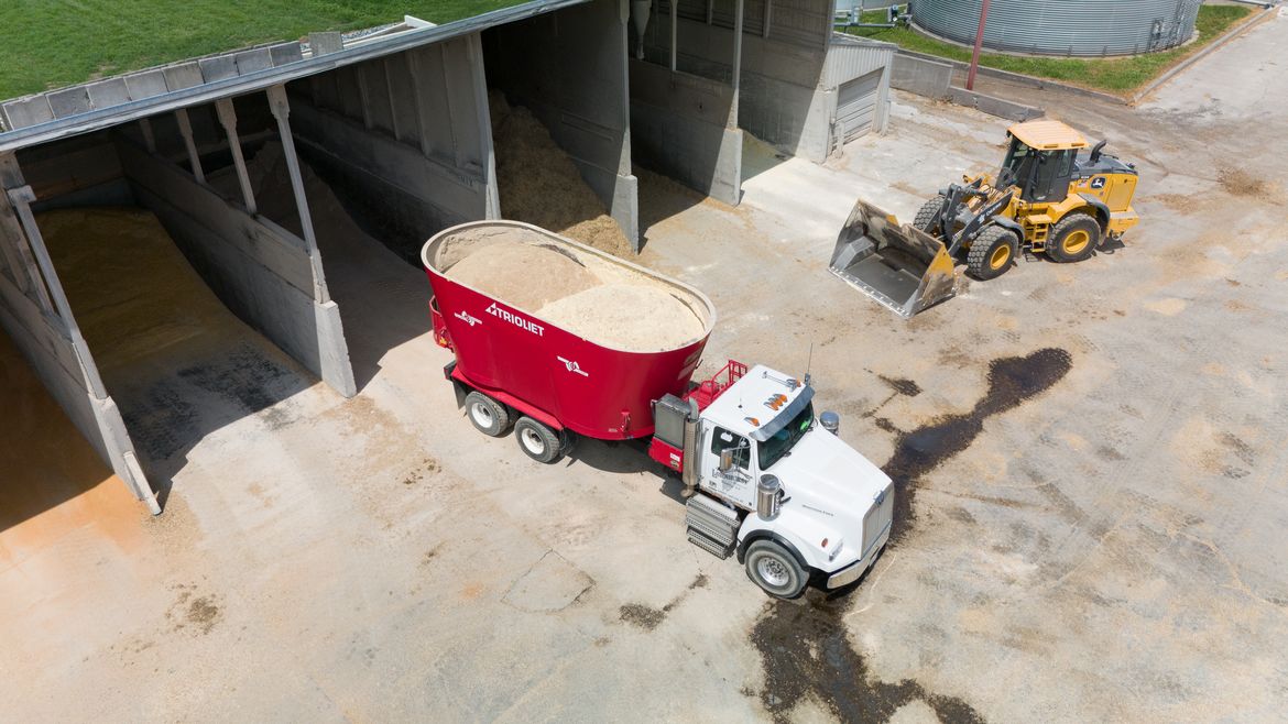This-vertical-feeder-wagon-is-available-with-a-cross-conveyor-chain