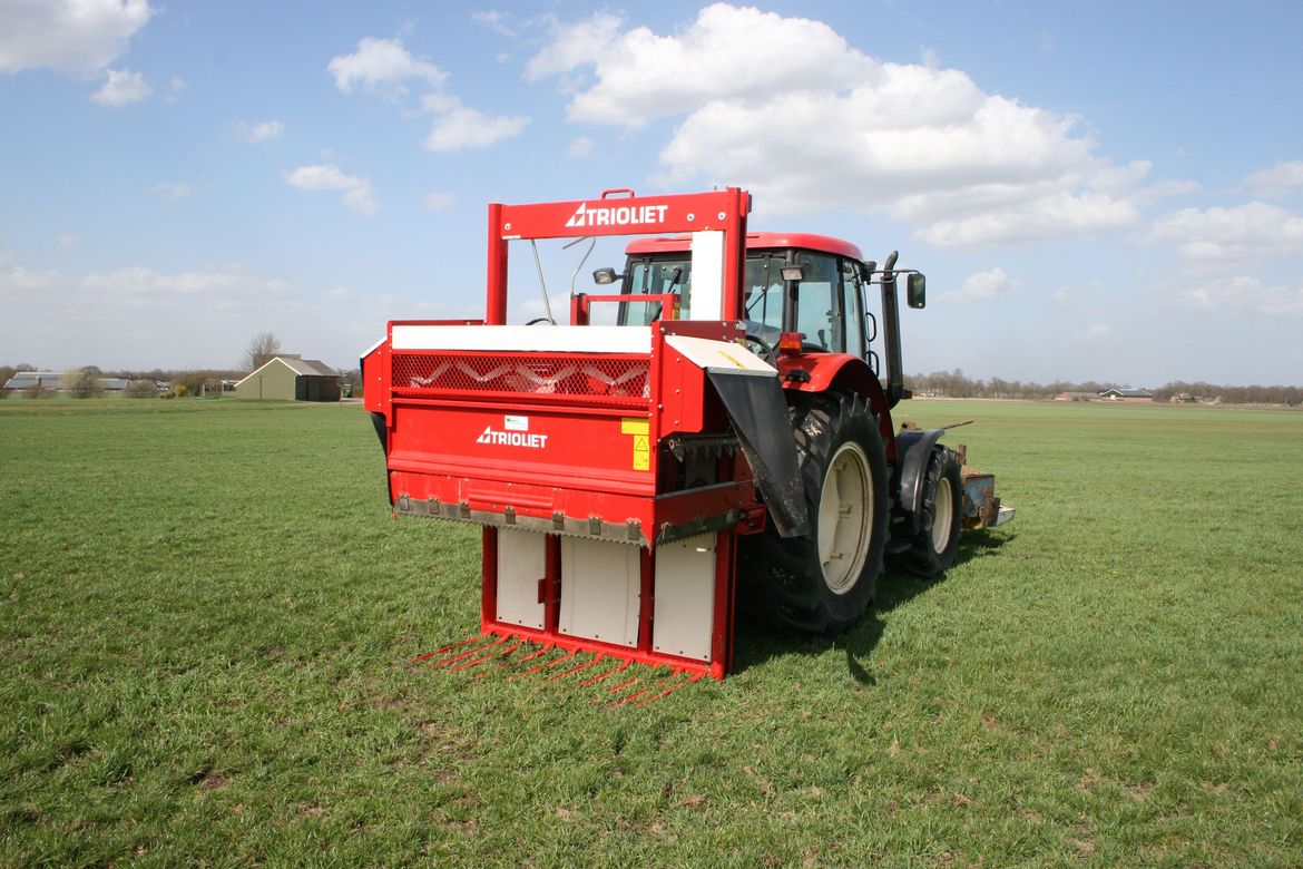 The-silage-block-distributor-is-a-silage-cutter-with-top-unloader
