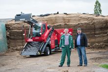 Self propelled mixer feeder