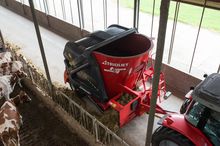 self-loading-mixer-feeder-diet feeder-tmr mixer-2