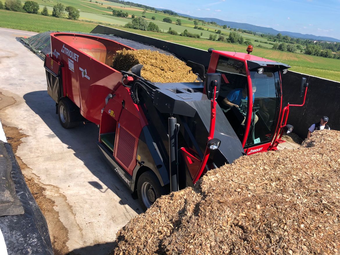 The-Triotrac-self-propelled-feed-mixer-wagon-can-cut-up-to-2,500-kg-of-grass-silage