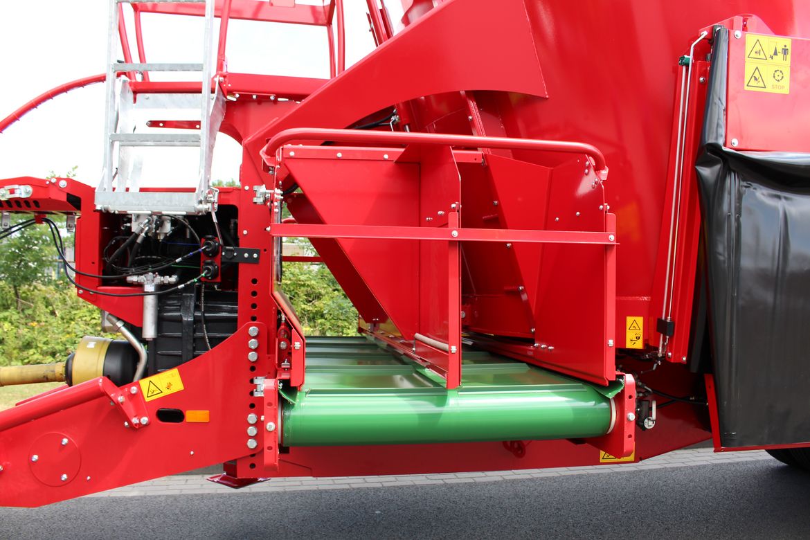 This-silage-trailer-has-a-discharge-unit-and-a-conveyor-belt