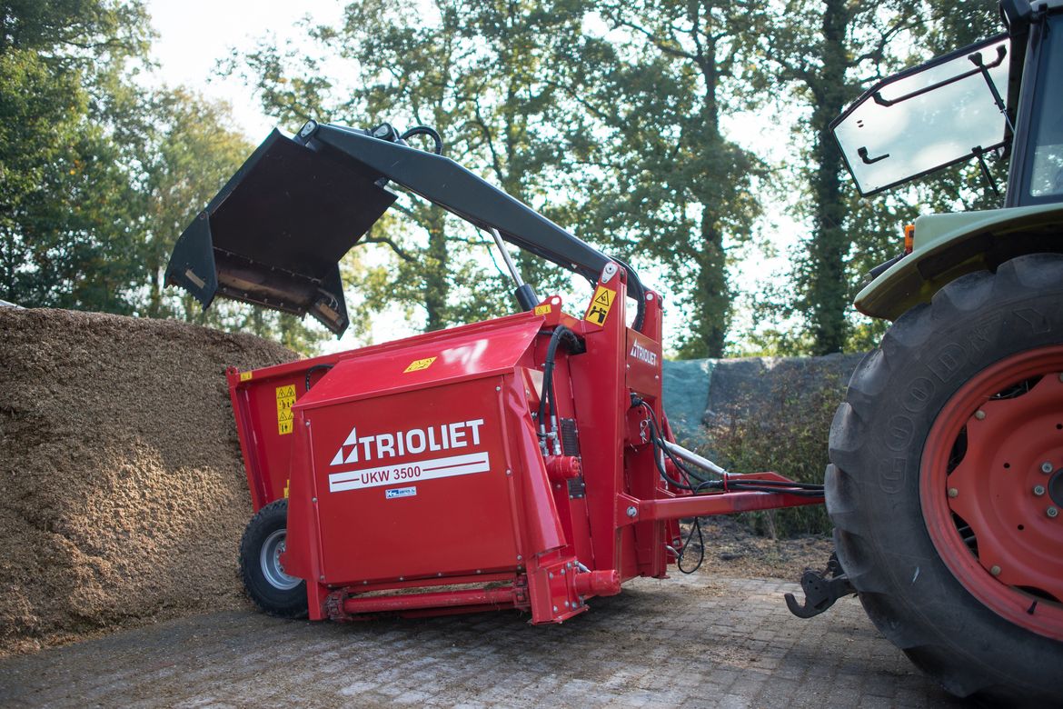 The-UKW-is-a-self-loading-feeder-and-is-ideal-for-use-in-combination-with-a-lightweight-tractor