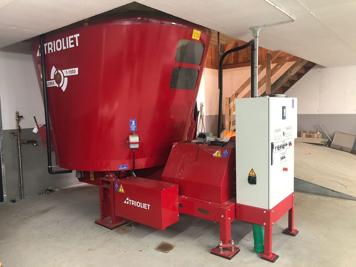 This-stationary-cattle-feed-wagon-is-outstanding-feeding-equipment