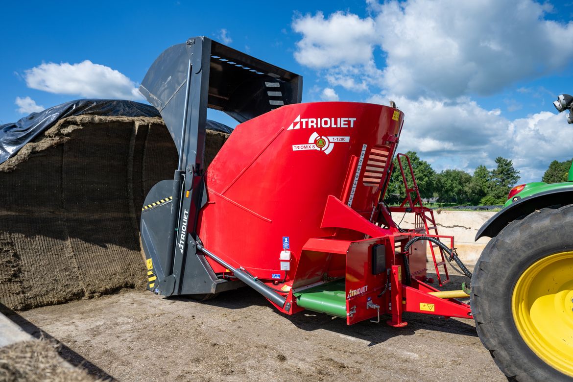 This-used-selfloading-silage-cutter-is-available-with-a-shear-blade