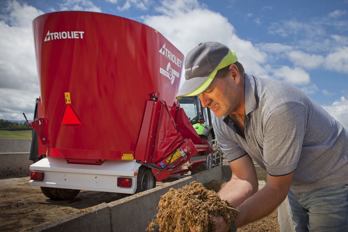 A-vertical-diet-feeder-and-feed-mixer-is-a-high-quality-silage-wagon  