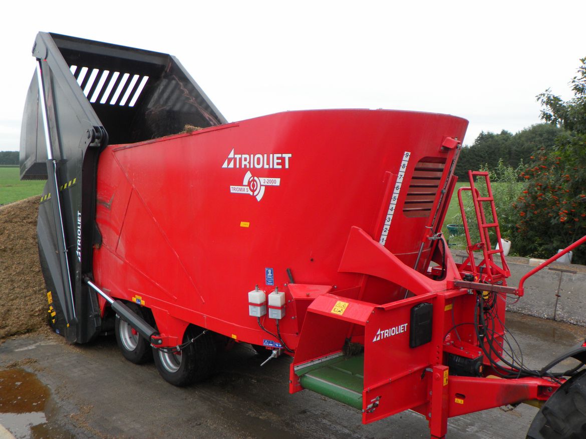 Large-self-loading-cattle-feed-mixer-features-a-stationary-knife.
