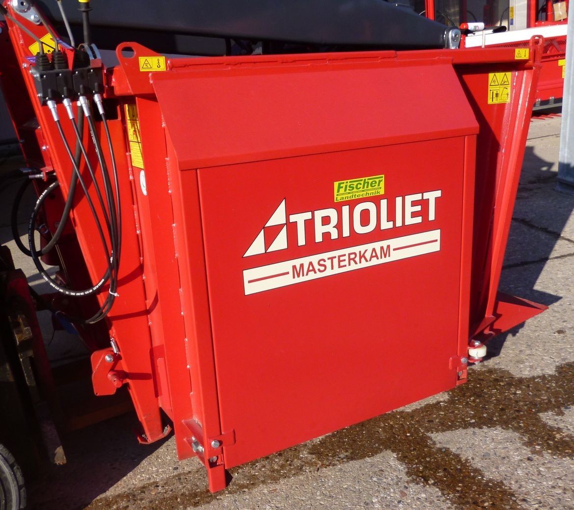 A-masterkam-or-masterbuster-is-a-high-quality-self-loading-silage-feeder