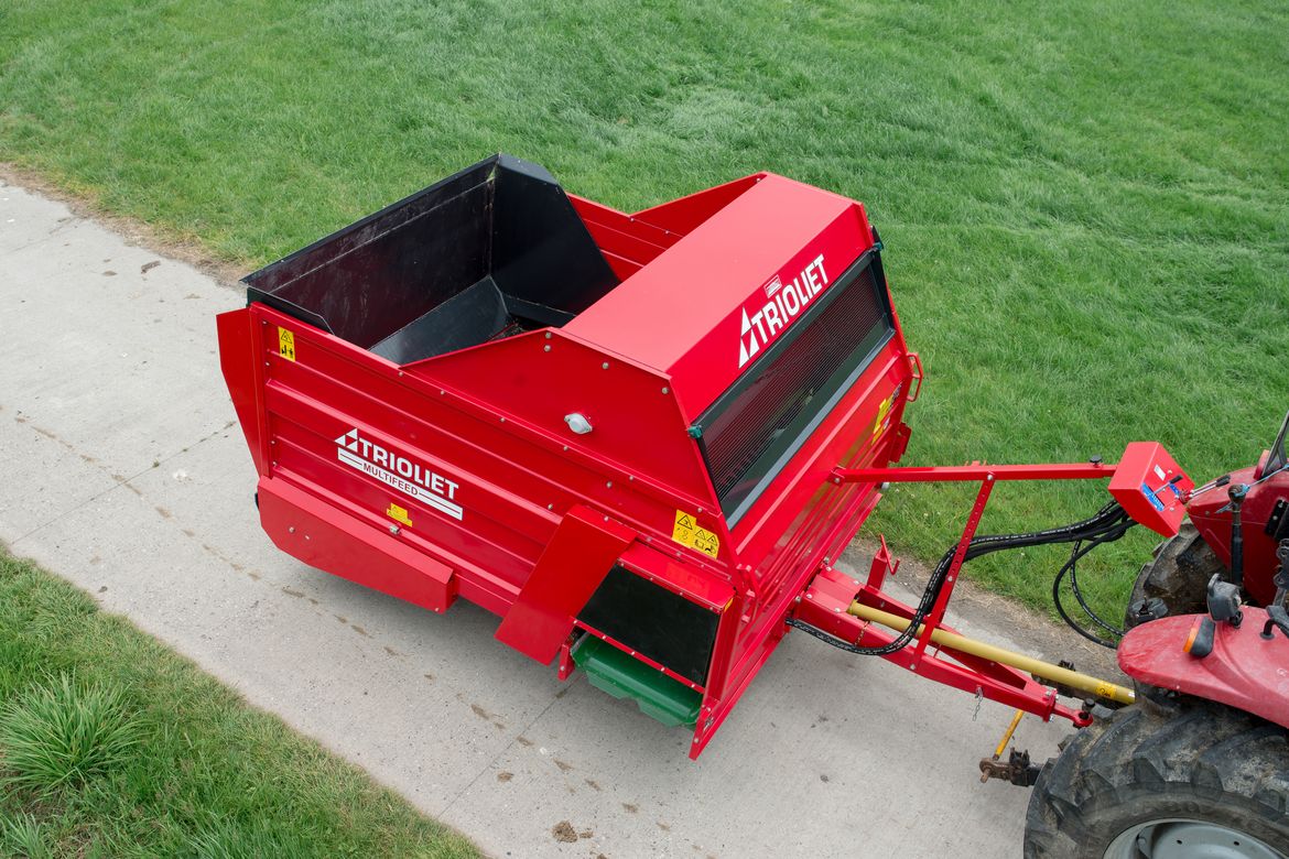 Find-a-block-discharge-wagon-which-is-ideal-for-cattle-feeding