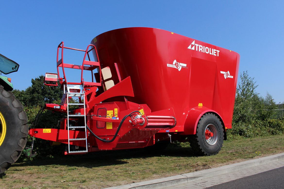 Cows-can-be-fed-with-a-silage-wagon-or-mixing-tub-of-Trioliet