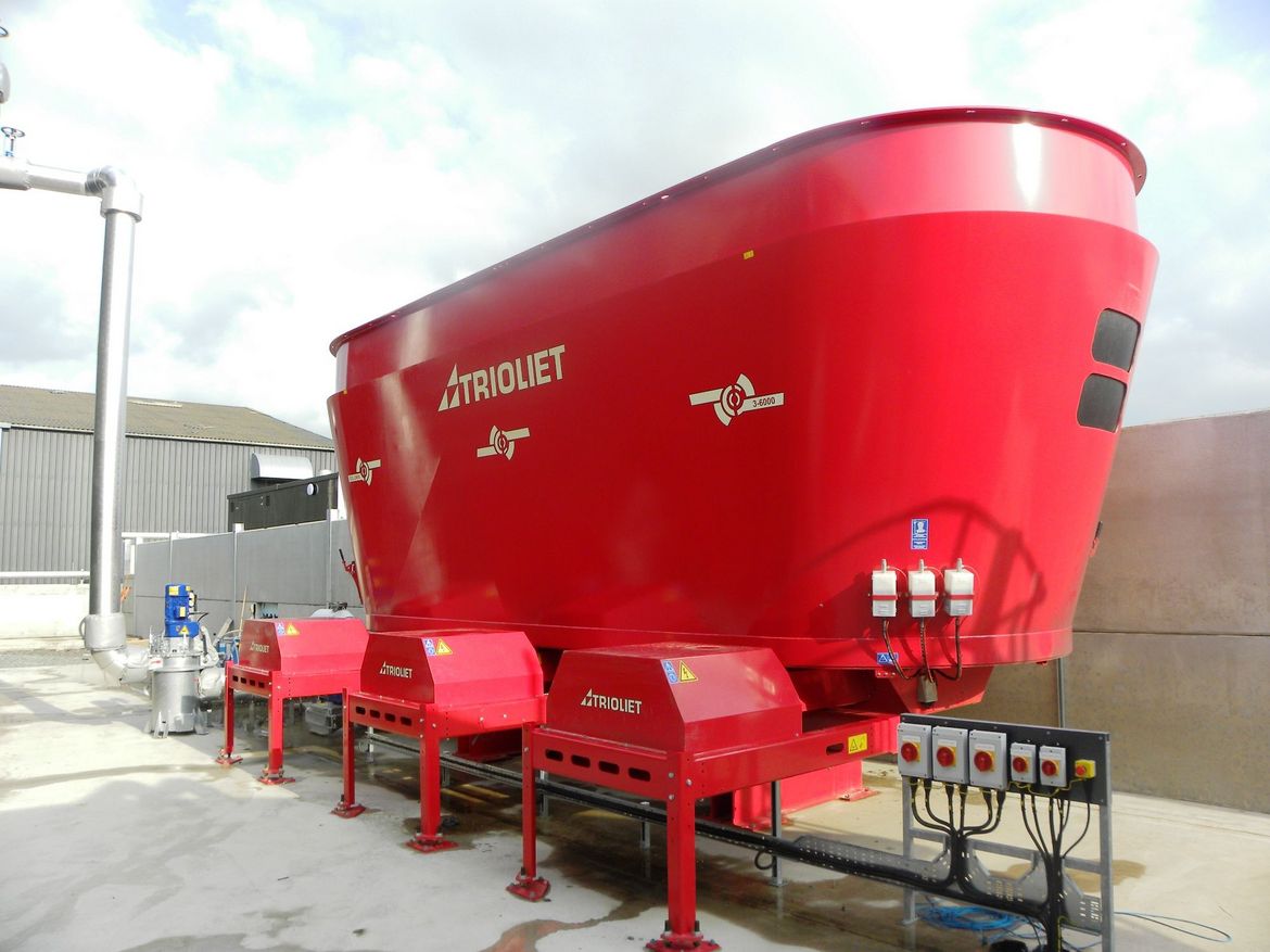 Energy-can-be-made-with-a-stationary-diet-feeder-for-biogas
