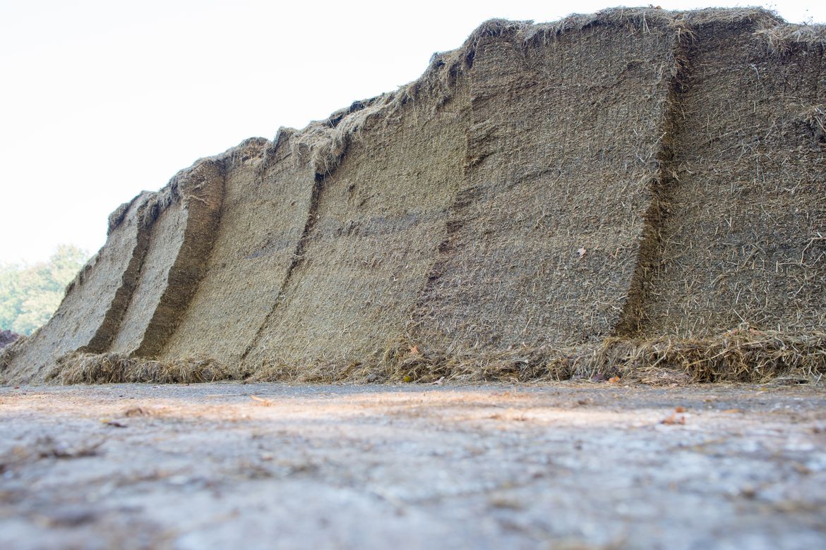The-UKW-self-loading-feeder-will-cut-a-large-silage-block-and-give-a-dense-silage-wall