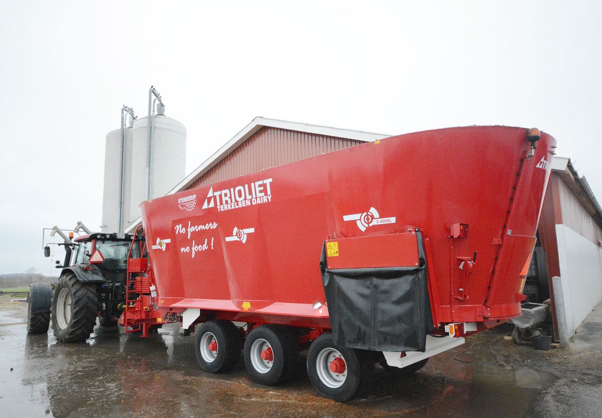 Best-vertical-mixer-wagon-with-strawblower-to-feed-your-cattle-a-balanced-ration