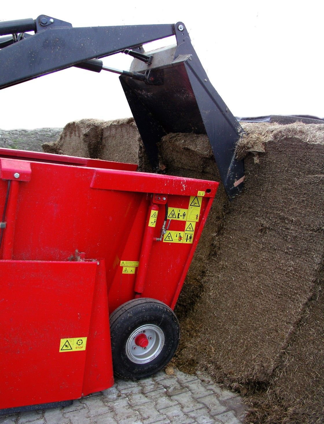 The-Gigant-self-loading-mixer-wagon-has-an-enormous-loading-capacity 