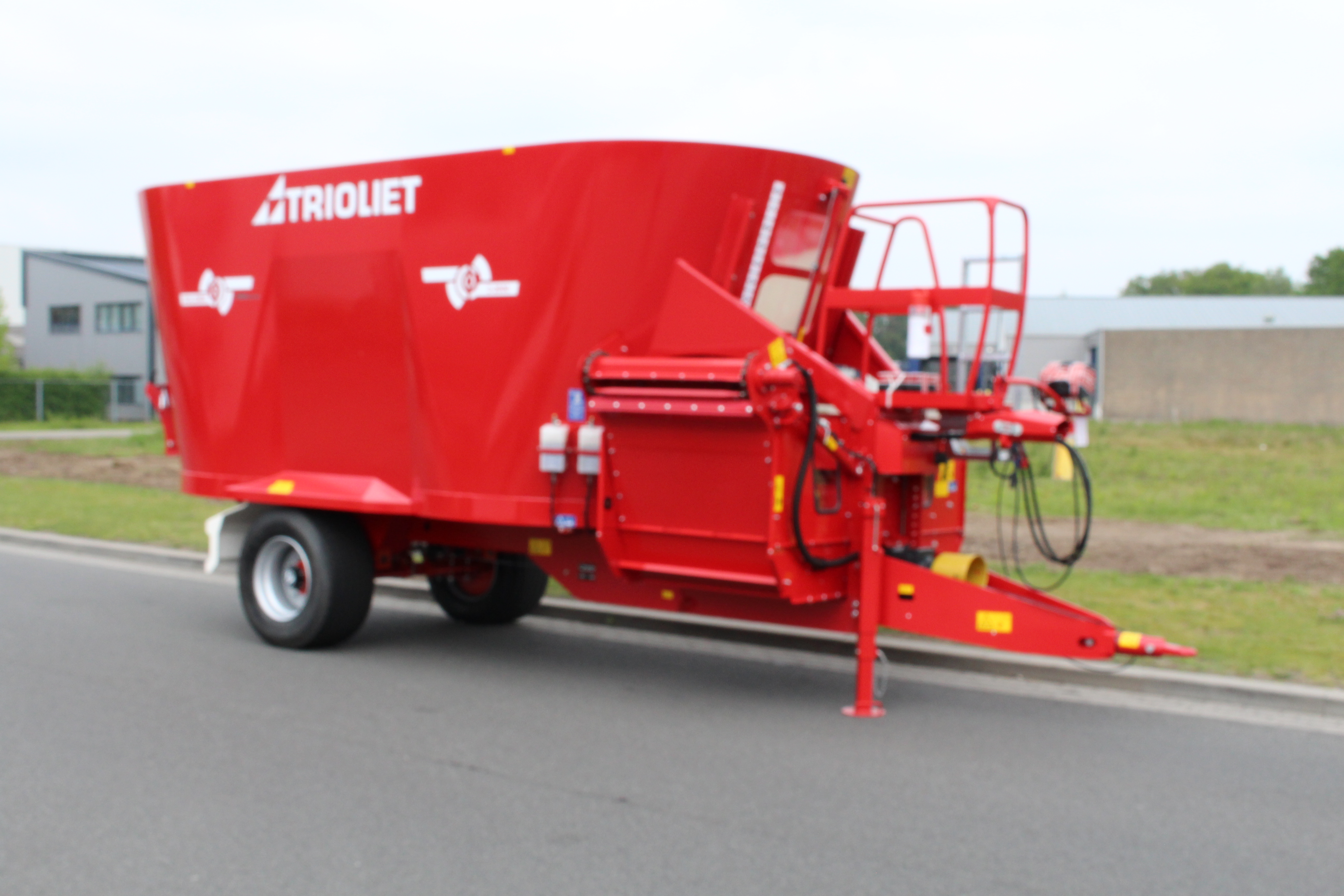 A-feed-wagon-consists-of-a-conveyor-chain-and-a-vertical-auger