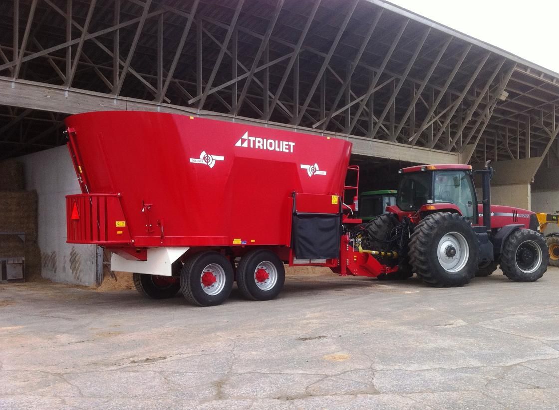 Top-feed-mixer-for-dairy-farmers-with-cows-or-beef