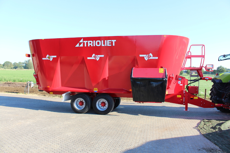 Mixer-feeder-feeding-dairy-and-beef-cattle-with-the-best-machine