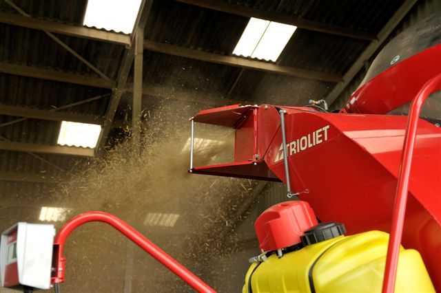 Vertical-strawspreader-with-feed-mixer-to-blow-straw-into-stalls