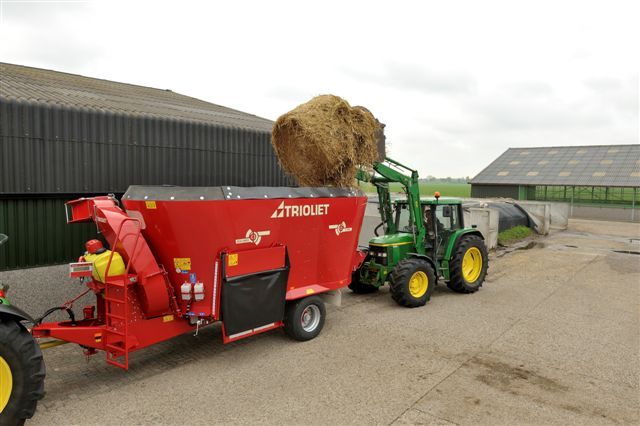 Used-strawspreader-with-diet-feeder-to-blow-straw-into-barns