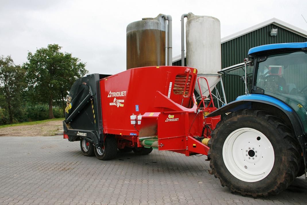 Self-loader-for-loading-mixing-and-discharge-of-cow-feed