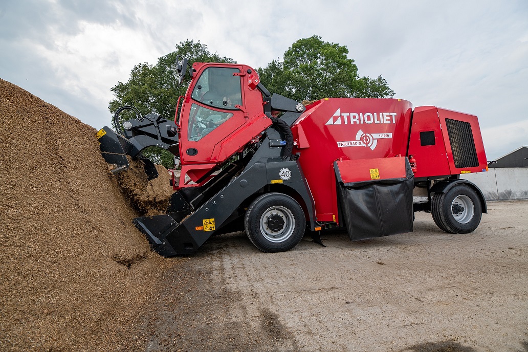 Discover-this-self-propelled-vertical-feed-wagon-for-dairy-farmers