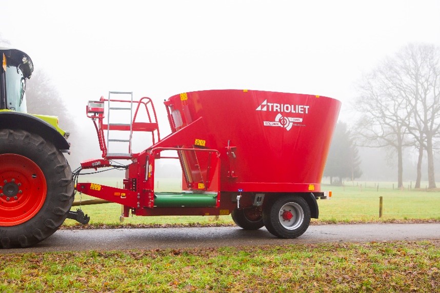 TMR-mixer-or-second-hand-silage-wagon-is-the-best-vertical-feeding-equipment  