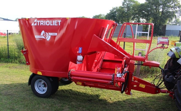 Mixer-feeder-or-mixer-wagon-with-a-mixing-tub-for-sale